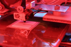L'imprimante 3D en train de concevoir le support à moteur.